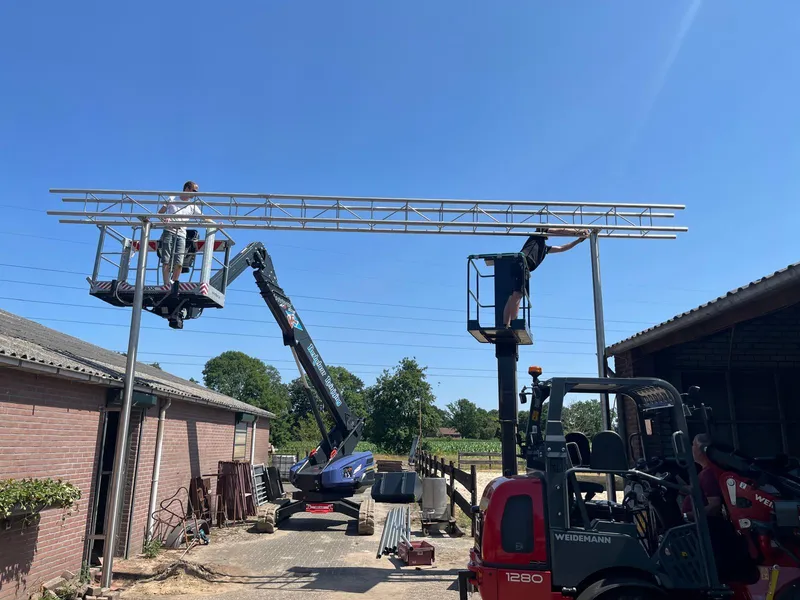Kollegen von Budding Techniek bei der Arbeit vor Ort