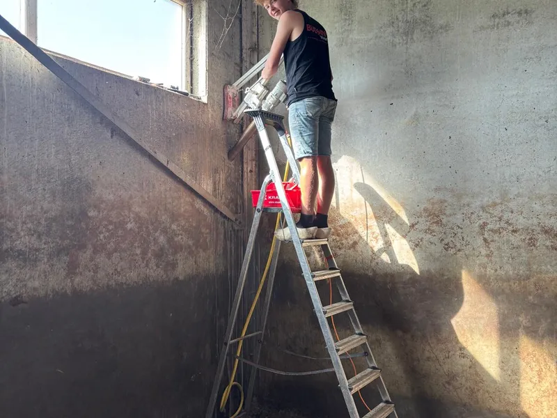 Een collega van Budding Techniek aan het werk op de locatie